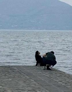 张馨予把自家院子打造成现实版莫奈花园，花海中拍照，姿势引热议