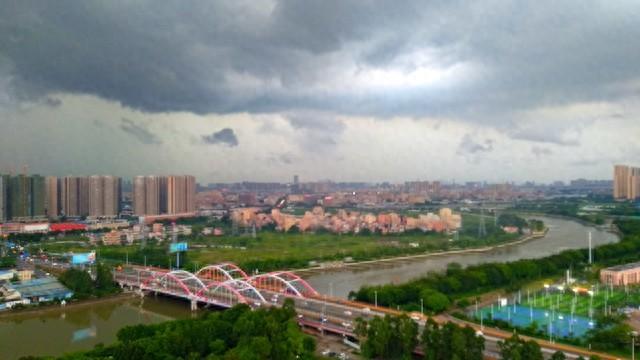 广东街头惊现‘线状雨’