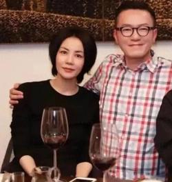 55岁王菲与男友人喝酒聚会，穿纱衣依偎肩头脸微醺，侧颜美像20岁 