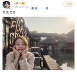 44岁马伊琍旅游心情好，气质温婉短发清爽，纯素颜脸部雀斑明显 