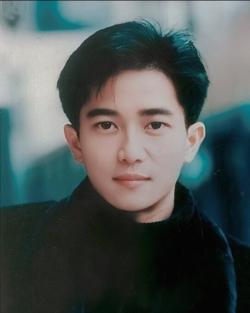 1993年，陈百强的葬礼上，何超琼扶灵被拒：他人妻子的身份不吉利 