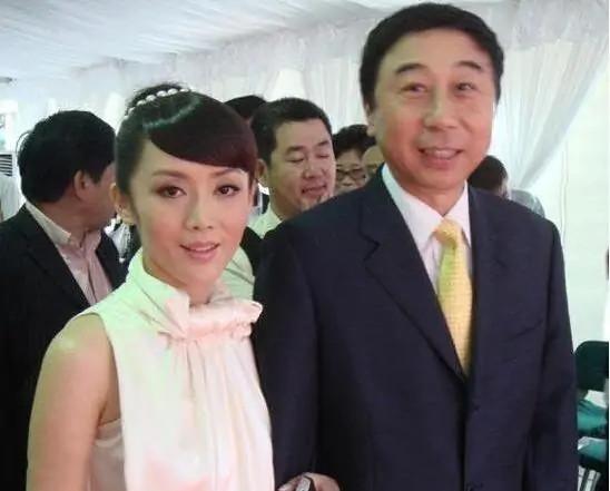 冯巩妻子艾慧：退休后对丈夫有抱怨，结婚39年的幸福与眼泪